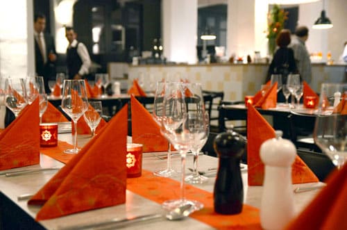 Hochzeitslocation Ristorante Alitalia im beleuchteten Industriehof Hamburg – die ideale Kulisse für Sektempfang und Hochzeitsfotos.