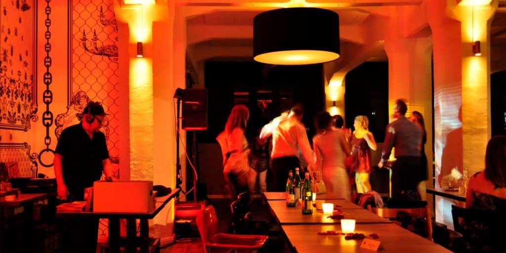 Festlich dekorierte Hochzeitslocation im Ristorante Alitalia Hamburg: Romantisches Ambiente im historischen Industriehof für Hochzeitsfeiern mit bis zu 150 Personen.