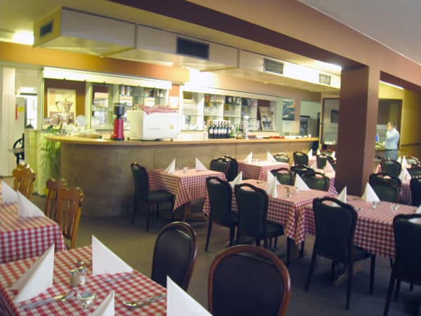 Das Team des Ristorante Alitalia begrüßt Sie im Industriehof Hamburg – Erfahren Sie mehr über unsere Leidenschaft für echte italienische Küche.