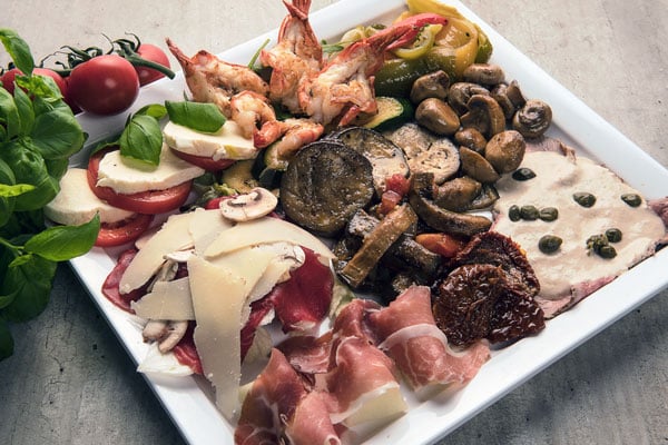Hausgemachte italienische Antipasti-Variation mit feinstem Schinken, Käse und mariniertem Marktgemüse im Ristorante Alitalia Hamburg.