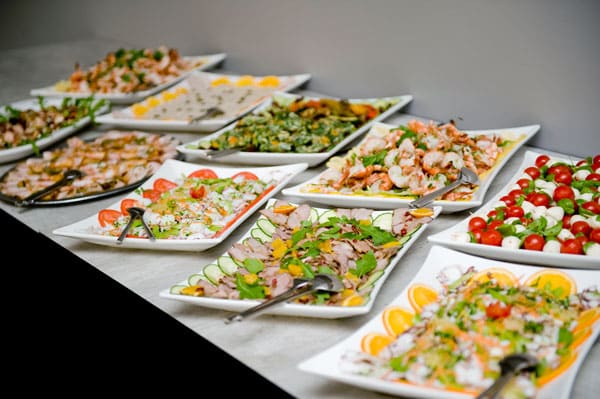 Reichhaltiges italienisches Vorspeisen-Buffet mit einer Auswahl an Antipasti, Salaten und Spezialitäten im Ristorante Alitalia im Industriehof Hamburg.