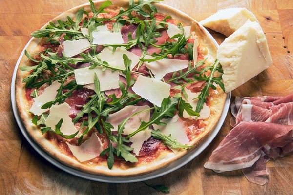 Frisch gebackene Pizza mit luftigem Rand und hochwertigen italienischen Zutaten im Ristorante Alitalia Hamburg.