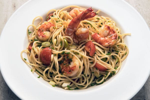 Frische Spaghetti Scampi mit Olivenöl, Knoblauch und Kräutern – eine italienische Spezialität im Ristorante Alitalia Hamburg.